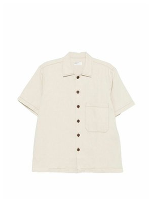 Camicia beige a maniche corte con colletto e taschino sul petto, con sei bottoni scuri sulla parte anteriore.