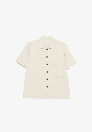 Beige kortærmet skjorte med krave og brystlomme, med seks mørke knapper foran.