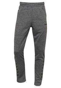 Graue Sporthose aus strukturiertem Stoff, mit Kordelzug in der Taille und seitlichen Akzenten mit Chevron-Muster. Logos sichtbar.