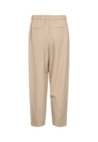Pantalon beige fuselé avec taille élastique, passants pour ceinture et deux poches arrière étroites, vu de dos.