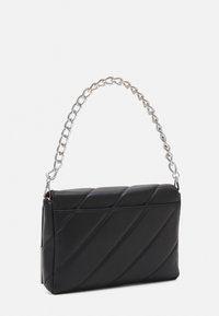 Czarna prostokątna torba pikowana z skręconym srebrnym łańcuszkiem, zaprezentowana na białym tle.