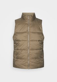 Padded Weste in Khaki mit hohem Kragen und Frontreißverschluss. Glatte Textur mit gesteppte Abschnitten und ohne Ärmel für zusätzliche Bewegungsfreiheit.