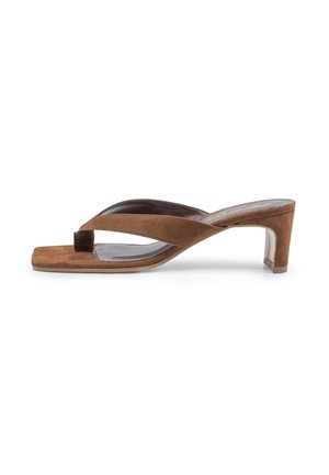 Sandale à talon pour femme en daim marron avec boucle d’orteil, dos ouvert et petit talon bloc, vue de côté sur fond blanc.
