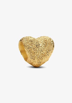 Anello a forma di cuore in oro con una superficie texturizzata e rugosa e una parte interna liscia. I punti salienti includono una finitura lucente e una forma distintiva.