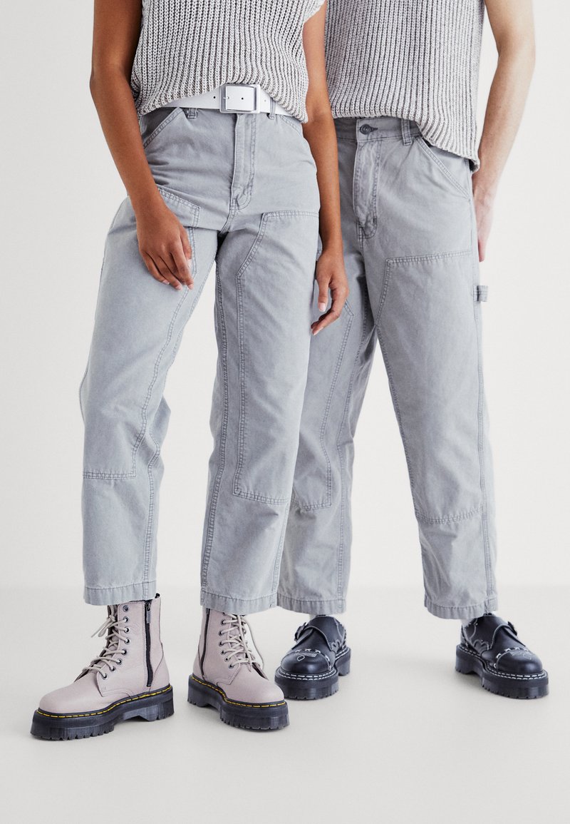 BDG Urban Outfitters - CARPENTER UNISEX - Široke kavbojke - grey, Povečajte