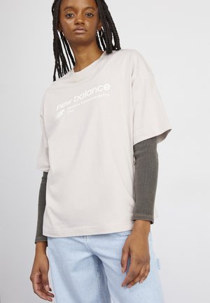 New Balance LINEAR HERITAGE TEE - Camiseta estampada - moonrock