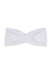 Bandeau en tissu blanc avec un nœud torsadé à l'avant et un élastique froncé à l'arrière pour un ajustement et un confort optimaux.