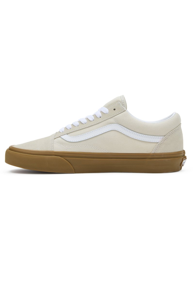 Beige lerretsneaker med hvite snørebånd og sidestrip, med en teksturert gummisåle og lavt design.