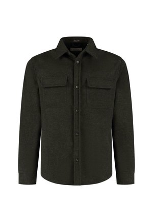 Olijfgroene lange mouwen blouse van zachte stof met knoopsluiting, spitse kraag en twee borstzakken. Beschikt over zwarte knopen voor de sluiting.