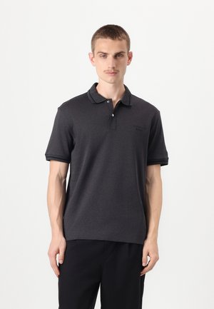 Dunkelgraues Poloshirt mit geripptem Kragen, zwei Knöpfen und dezentem Logo-Detail. Kurze Ärmel mit gestreiften Akzenten.