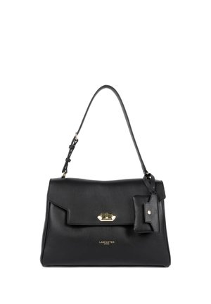 Zwarte leren handtas met een gestructureerde vorm, hardware in goudkleur, klepsluiting en afneembare label. Voorzien van een enkele schouderriem.