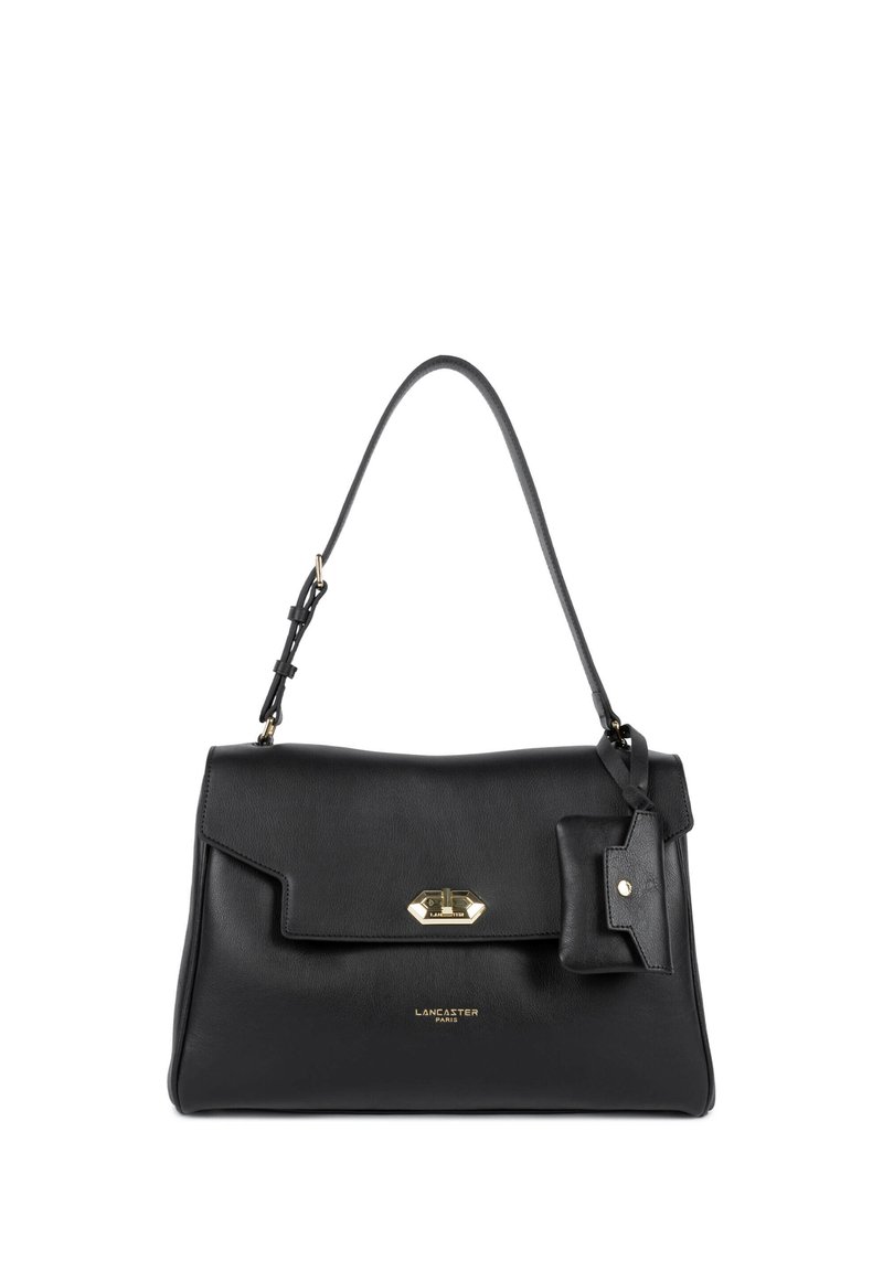 Sac à main en cuir noir avec une forme structurée, des accessoires dorés, une fermeture à rabat et une étiquette amovible. Dispose d'une seule bandoulière.