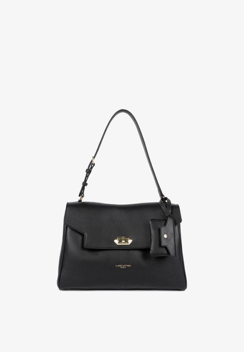 Sac à main en cuir noir avec une forme structurée, des accessoires dorés, une fermeture à rabat et une étiquette amovible. Dispose d'une seule bandoulière.