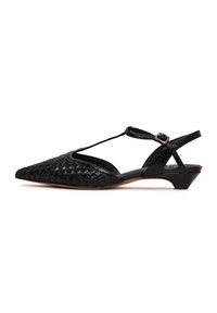 Pantofii din piele țesută neagră, cu toc mic și vârf ascuțit, au curea ajustabilă la glezne. Prezintă o textură netedă și decupaje elegante.