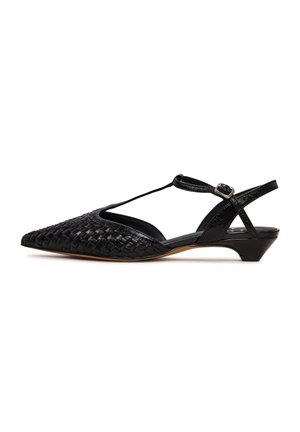 Scarpa slingback in pelle intrecciata nera con punta affusolata, tacco basso e cinturino alla caviglia regolabile. Presenta una texture liscia e cut-out alla moda.