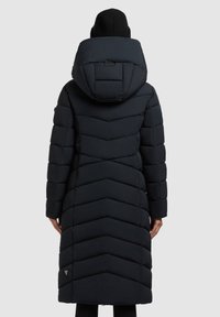 Palton lung negru matlasat în model chevron, cu glugă mare și buzunare laterale. Are o textură netedă și finisaj elegant, cu o siluetă cambrată.