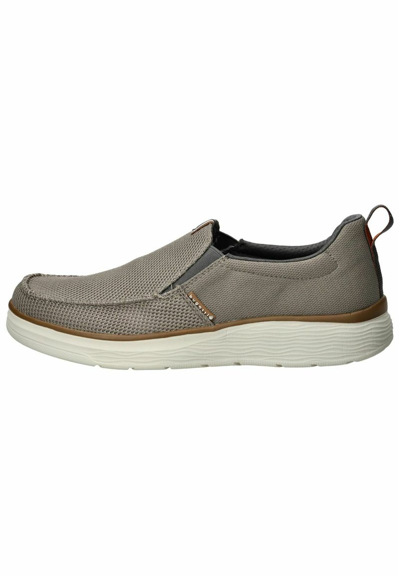 Zapato tipo slip-on en gris claro, con parte superior de malla, suela flexible y detalles texturizados. Los acentos marrones cerca del talón añaden contraste.