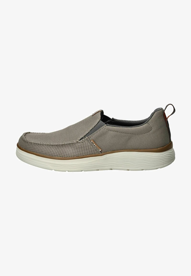 Durchgehender Schuh in Hellgrau, mit einem Obermaterial aus Mesh, flexibler Sohle und strukturierten Details. Braune Akzente nahe der Ferse sorgen für einen Kontrast.