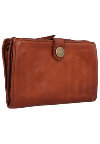 Portafoglio in pelle marrone con una texture liscia, chiusura a bottone e cuciture sottili. Presenta un bottone con logo sul fronte. Forma compatta e rettangolare.