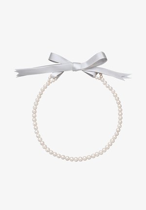 Perle halskæde med en glat hvid overflade, der har jævnstørrede perler og en lysegrå satinbåndsløjfe i begge ender.
