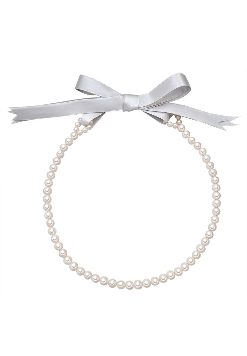 Perle halskæde med en glat hvid overflade, der har jævnstørrede perler og en lysegrå satinbåndsløjfe i begge ender.