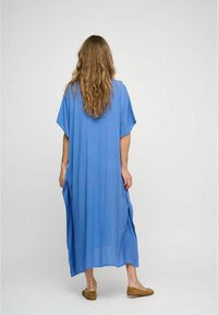 Blaues, langes, locker sitzendes Kaftan aus leichtem Stoff, mit weiten Ärmeln und seitlichen Schlitzen für Bewegungsfreiheit.