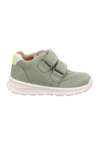 Lichtgroene kinder sneakers met twee klittenbandsluitingen, witte rubberen zool, zachte binnenvoering en een kleine neonaccent op de hak.