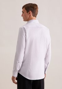 Camicia a maniche lunghe a righe in lilla e bianco, con colletto e polsini abbottonati, texture liscia con una leggera lucentezza.