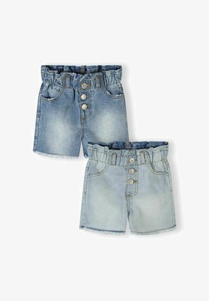 Deux paires de shorts en jean pour enfants, l'une en bleu foncé et l'autre en bleu clair, toutes deux avec une taille élastique plissée et des boutons à l'avant.