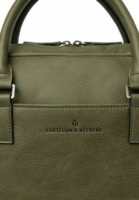 Olivgrüne Lederhandtasche mit Griffen, Reißverschluss und eingeprägtem Logo. Verfügt über eine glatte Textur und Kontrastnähte.