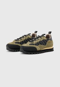 Sneaker verde oliva e nere con tomaia testurizzata, suola in gomma, occhielli dorati e colletto imbottito per il comfort. Suola distintiva a tasselli.