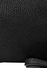 Zwarte leren tas met een getextureerde oppervlakte, voorzien van een zachte schouderband en een ronde vorm, die de kwaliteit van het materiaal en vakmanschap benadrukt.