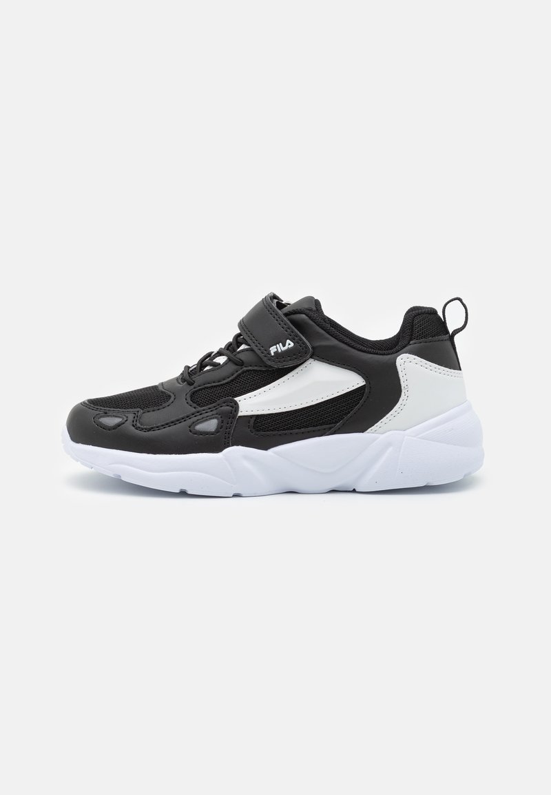Chaussure de sport noir et blanc avec un dessus en maille, un col rembourré, une sangle ajustable et une épaisse semelle en caoutchouc blanc.