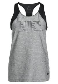 Canottiera sportiva grigia con accenti neri, caratterizzata da un grande logo "NIKE" nero, design a schiena scoperta e tessuto testurizzato.