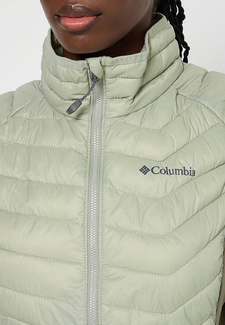 Gilet imbottito verde chiaro con collo alto, caratterizzato da cuciture a righe orizzontali e una zip metallica. Logo stampato sulla parte anteriore.