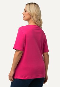 Heldere roze, kort mouw t-shirt met een ronde hals. Gemaakt van zacht materiaal, met een relaxte pasvorm en een soepele textuur.