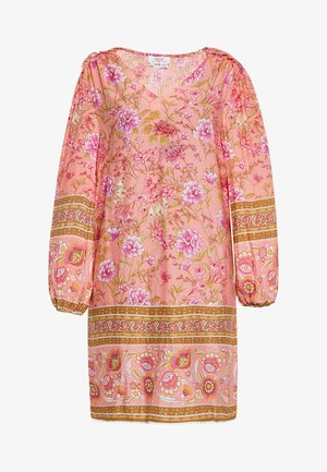 Roosa lillemustriga kleit pikkade, pumbatud varrukatega. Omab V-kujulist kaelust, keerukaid mitmevärvilisi lillemustreid ja dekoratiivseid kuldseid piire.