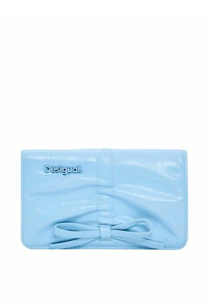 Portafoglio in pelle sintetica azzurro chiaro con dettaglio a fiocco, logo impresso e texture liscia. Design pieghevole con dettagli di cuciture.