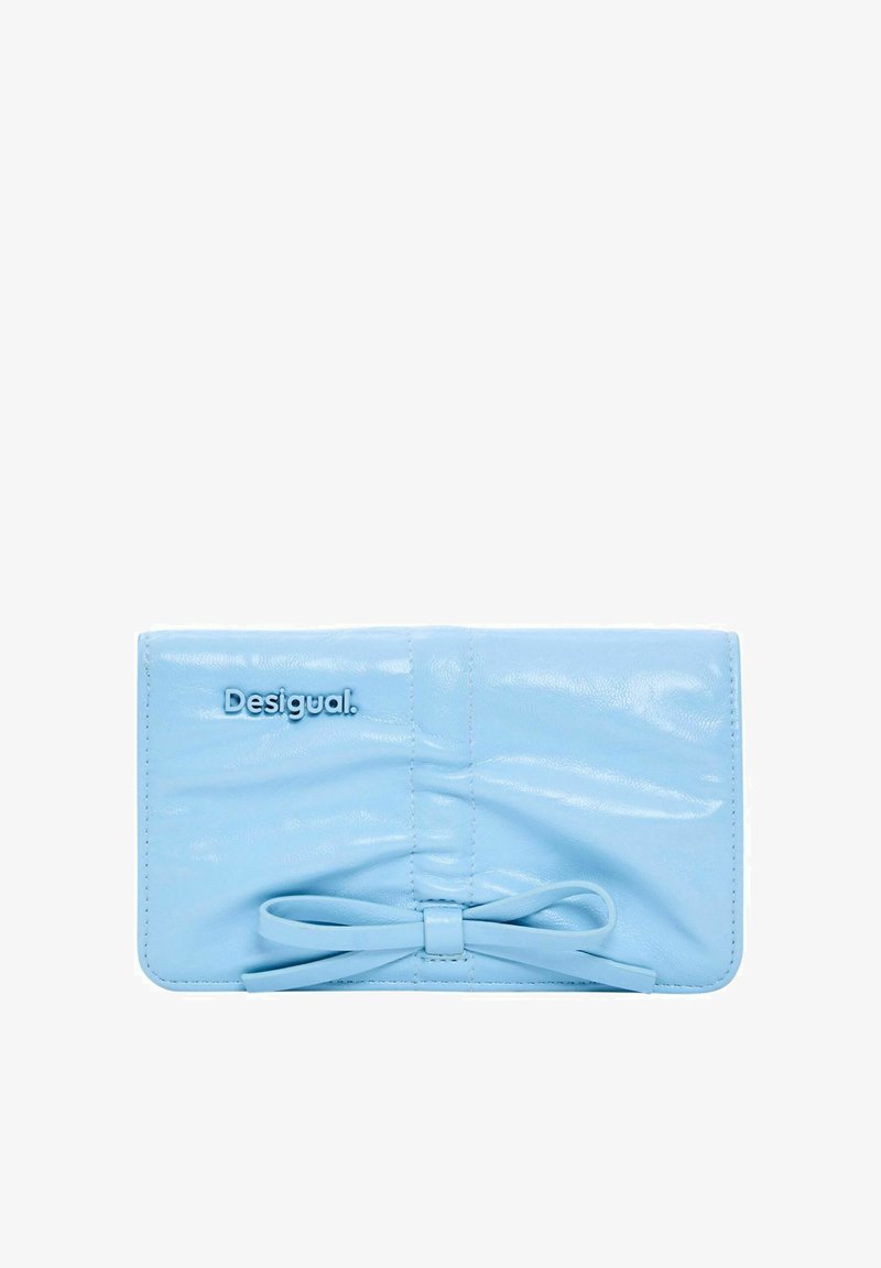 Portafoglio in pelle sintetica azzurro chiaro con dettaglio a fiocco, logo impresso e texture liscia. Design pieghevole con dettagli di cuciture.