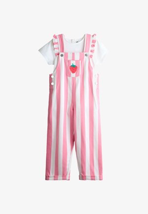 Roze-witte verticale gestreepte tuinbroek met een voorvak met een rood aardbeienontwerp, gecombineerd met een wit T-shirt met korte mouwen en ruches aan de mouwen.