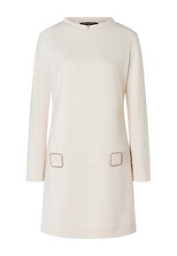 Cremfarbenes Kleid mit langen Ärmeln, Rundhalsausschnitt und dekorativem Stoffgürtel, der auf Taillenhöhe mit zwei rechteckigen Schnallen in Goldfarbe versehen ist.