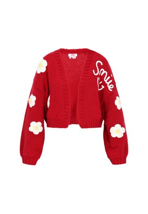 Červený pletený cardigan s cropped designem. Obsahuje bílé květinové aplikace na rukávech a text "Smile" na přední straně. Hladký lem a rukávy.