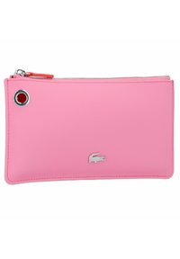 Portefeuille synthétique rose avec fermeture éclair, orné d'un logo Lacoste en argent et d'un détail œillet décoratif en argent. Texture lisse, forme rectangulaire.