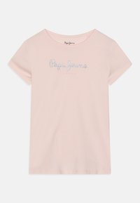 Camiseta de algodón rosa claro con mangas cortas. Presenta el logo "Pepe Jeans London" en plateado brillante en el pecho. Textura suave, diseño sencillo.