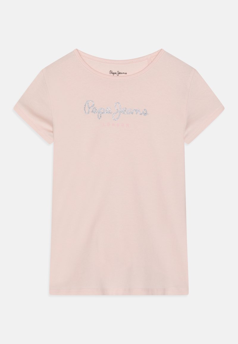 Camiseta de algodón rosa claro con mangas cortas. Presenta el logo "Pepe Jeans London" en plateado brillante en el pecho. Textura suave, diseño sencillo.