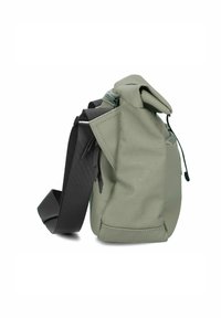 Borsa verde, con texture e chiusura a risvolto. Include una tracolla nera regolabile e una tasca laterale con zip. Realizzata in materiale sintetico resistente.