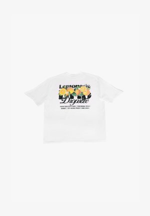 Witte katoenen t-shirt met een grafisch ontwerp van sinaasappels en groene bladeren. De tekst luidt "Lemonade Dropsize" in vet zwart en kleurrijk lettertype.