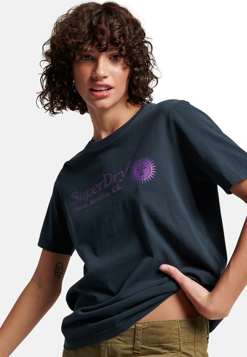 Superdry VINTAGE KURZARM MIT SCHRIFTZUG Tshirt imprimé dunkelblau