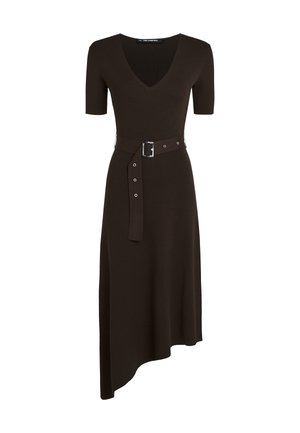 Strickkleid in Dunkelbraun mit V-Ausschnitt, kurzen Ärmeln, einem Gürtel an der Taille und einem asymmetrischen Saum für eine moderne Silhouette.