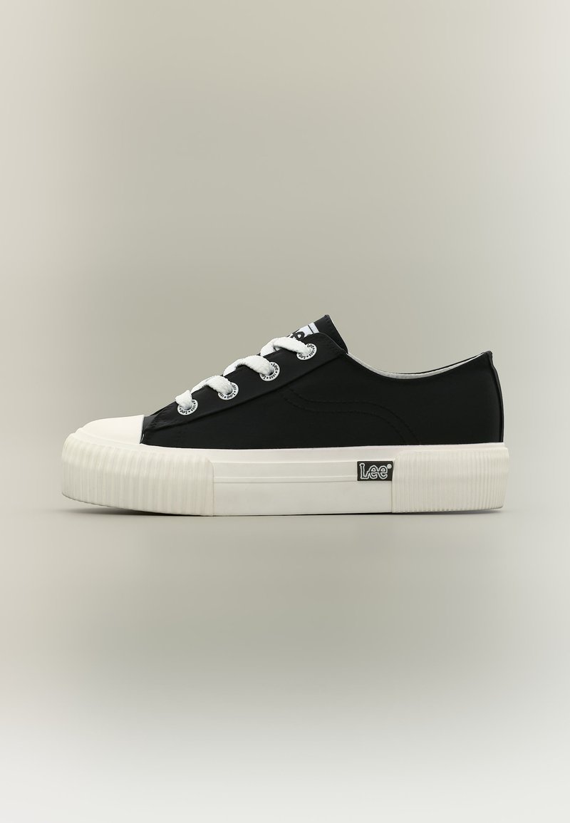 Μαύρο sneaker χαμηλού ύψους με λευκή λαστιχένια σόλα, λευκά κορδόνια, προστατευτικό μύτης και ετικέτα της μάρκας "Lee" στη πλευρική σόλα.